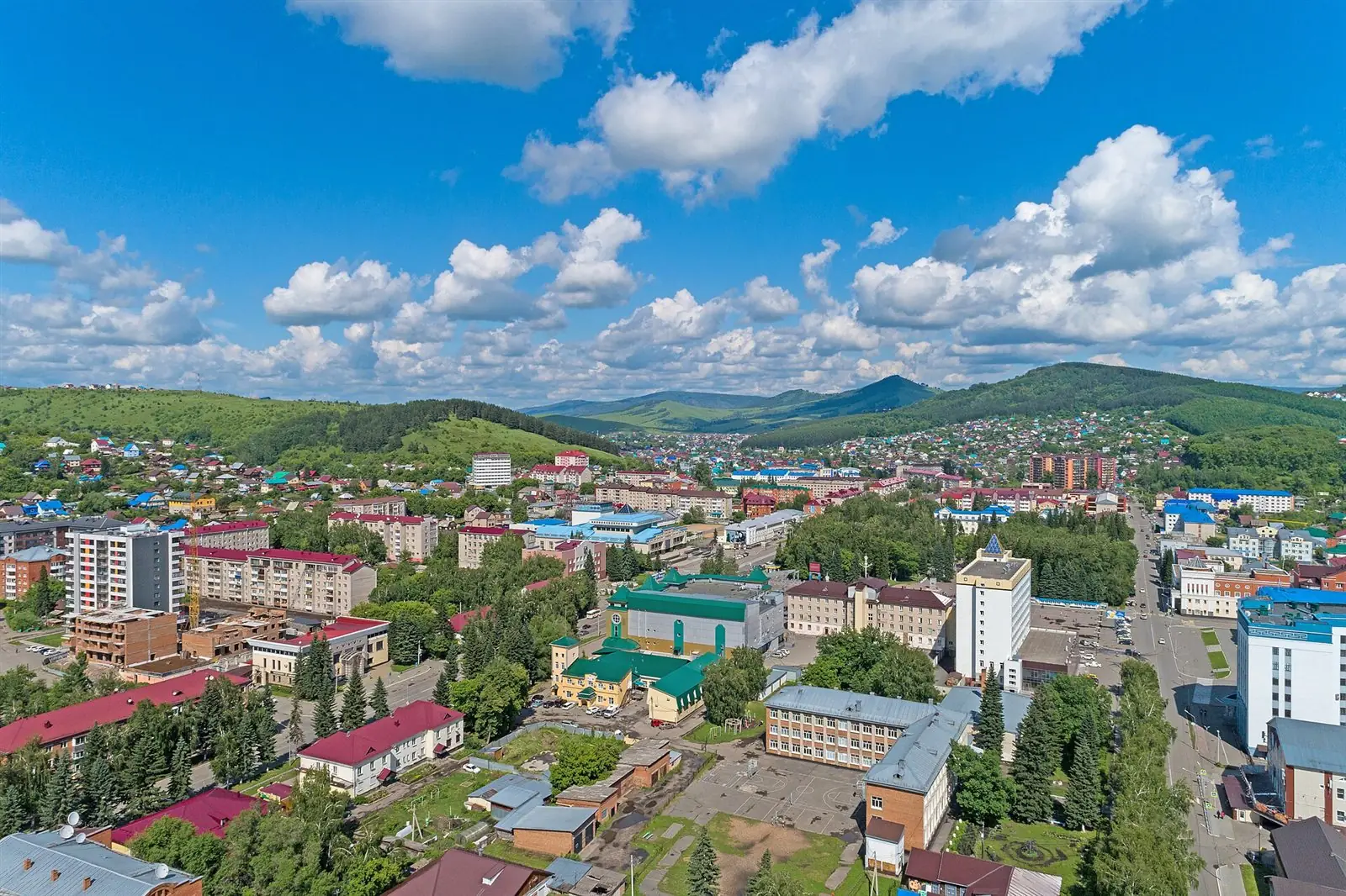 Горно-Алтайск среди зелёных гор Алтая