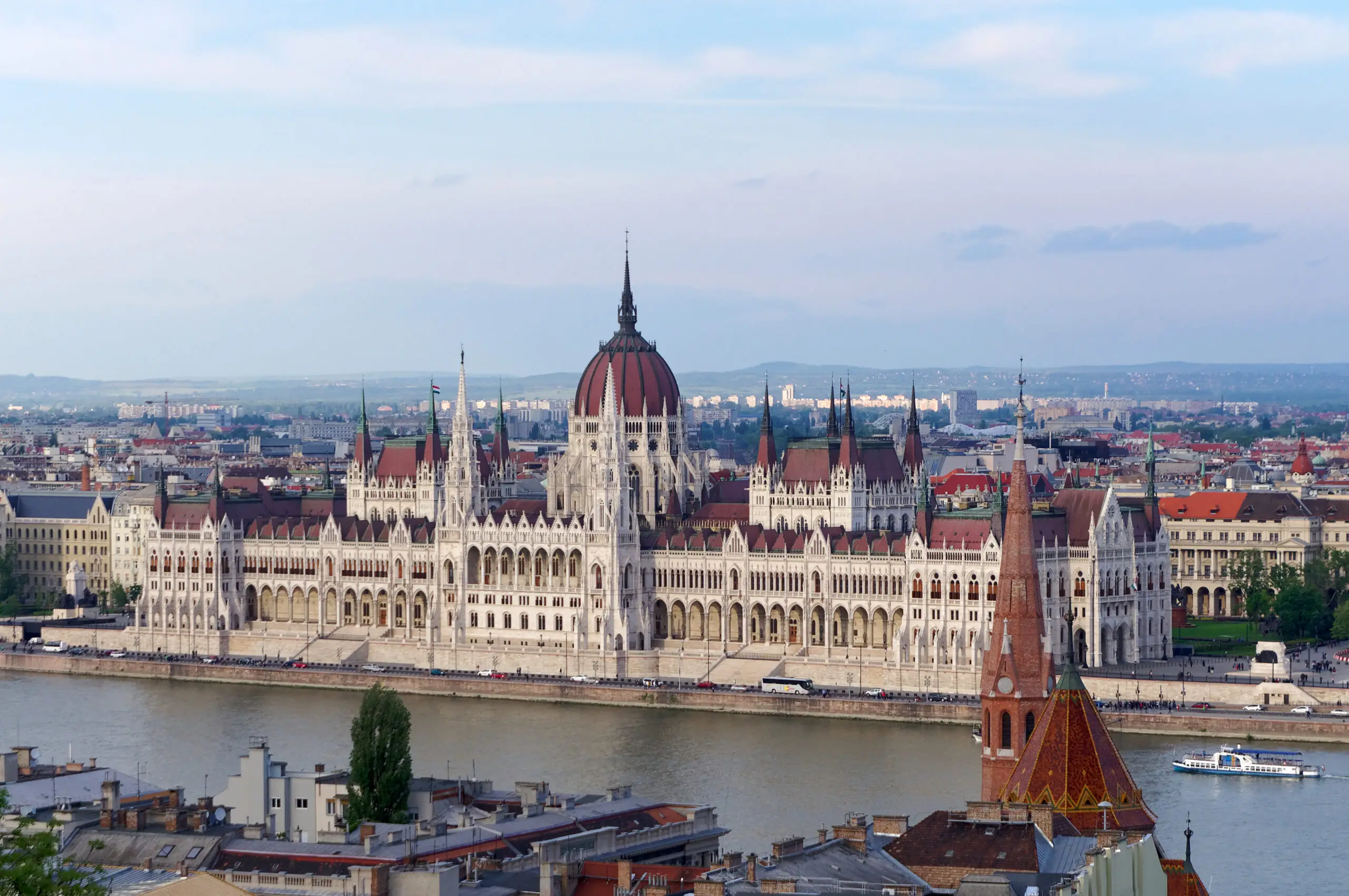 Здание венгерского парламента на берегу Дуная