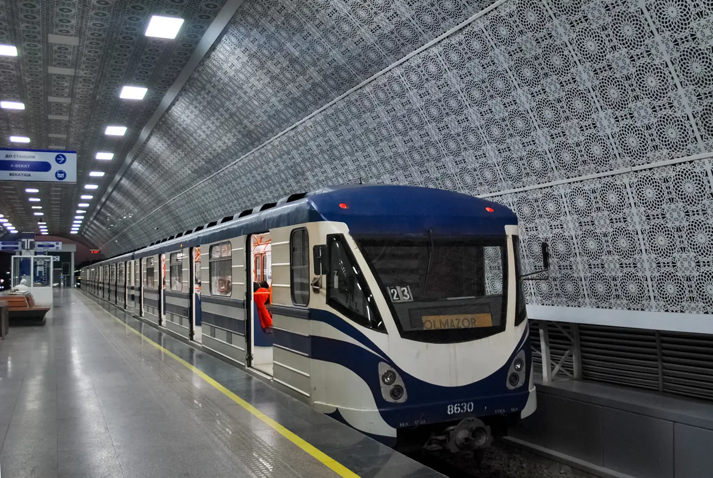 Богато оформленная станция ташкентского метро