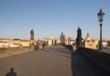 Карлов мост через Влтаву в Праге