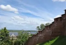 Нижний Новгород: первая поездка — Кремль над Волгой, лестница и Стрелка Нижегородский Кремль на высоком берегу Волги