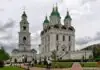 Успенский собор и колокольня Астраханского кремля в ясный день.