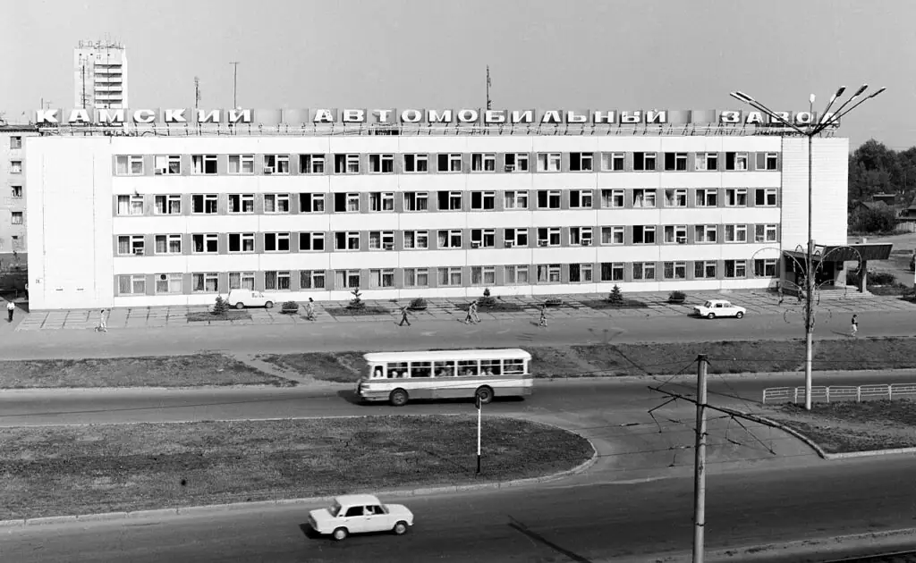 Административное здание Камского автомобильного завода (КАМАЗ), архивное фото 1981 года.