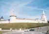 Казань на выходные: логистика, достопримечательности и выезды Белые стены Казанского кремля и Спасская башня в солнечный день