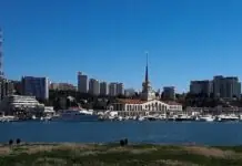 Морской вокзал Сочи и марина с яхтами на берегу Чёрного моря в ясный день