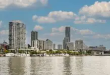 Небоскрёбы Брисбена и мост Стори-Бридж над рекой в солнечный день