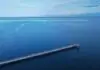 Пирс уходит в синюю гладь высокогорного озера Иссык-Куль