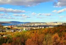 Панорама Мурманска и Кольского залива с сопок в ясный осенний день
