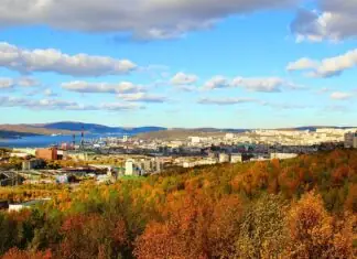 Панорама Мурманска и Кольского залива с сопок в ясный осенний день
