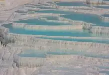 Белые травертиновые террасы Памуккале с бирюзовой термальной водой