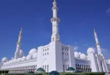 Белая мечеть шейха Зайда с куполами и минаретами под ясным небом